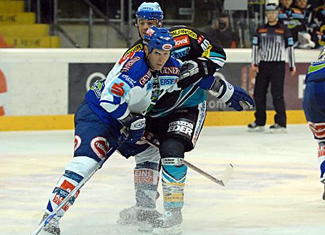 #4 Mike Stewart, Verteidiger, Villacher SV im Duell mit der #49 Martin Hohenberger, Liwest Black Wings Linz.