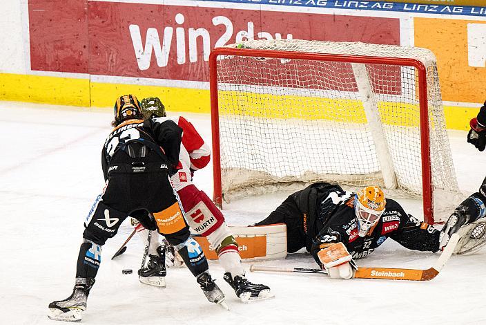 Patrick Söllinger (Steinbach Black Wings Linz), Terrance Amorosa (HCB Suedtirol Alperia), Tormann Rasmus Tirronen (Steinbach Black Wings Linz) Steinbach Black Wings Linz vs HCB Suedtirol Alperia, 39. Runde ICE Hockey League, Steinbach Black Wings Linz, Linz AG Eisarena 