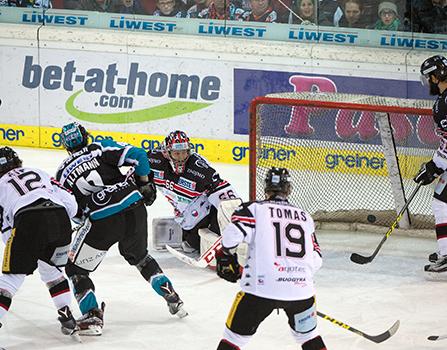 Mario Altmann (EHC Liwest Black Wings Linz) scort gegen Tormann Tomas Fucik (HC Orli Znojmo), EHC Liwest Black Wings Linz vs HC Orli Znojmo