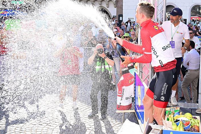Im Roten Lidl - Trikot des Gesamtführenden der Lidl Tour of Austria Gregor Mühlberger, feiert am Stadtplatz in Steyr
