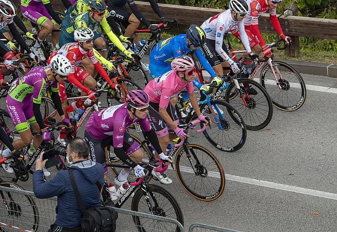 1. Reihe v.l. Arnaud Demare (FRA, Groupama - FDJ) im Trikot Ciclamino des Punktebesten, Joao Almeida (POR, Deceuninck - Quick Step) im Rosa Trikot des Gesamtführenden, Bassano del Grappa - Madonna di Campiglio   (203k) 17. Etappe, 103. Giro d Italia