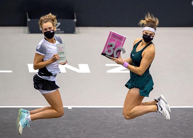 v.l. Elise Mertens (BEL), Aryna Sabalenka (BLR) Siegerehrung Finale