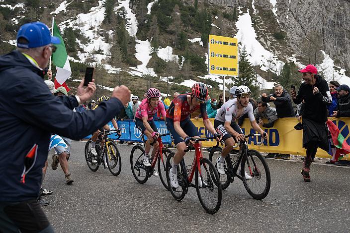 Geraint Thomas (GBR, Ineos Grenadiers) im Rosa Trikot des führenden in Gesamtwertung des Giro d Italia  106. Giro d Italia, Thymen Arensman (NED, Ineos Grenadiers), Joao Almeida (POR, UAE Team Emirates) Stage 19, Longarone  - Tre Cime de Lavaredo 183km