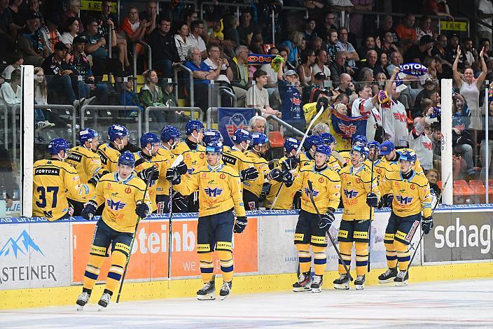 Das Team  HC Motor Ceske Budejovice feiert das 1 zu 0,  Testspiel, Steinbach Black Wings Linz vs HC Motor Ceske Budejovice , Linz AG Eisarena 