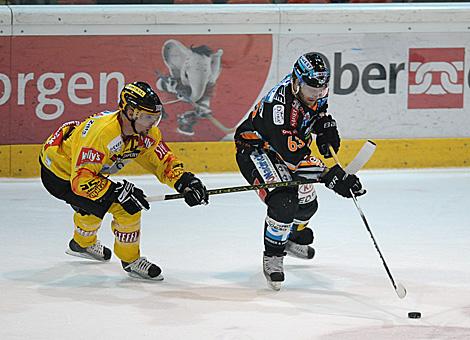 Markus Schlacher Liwest Black Wings Linz im Duell mit Benoit Gratton EV Vienna Capitals