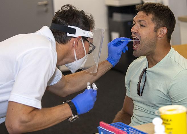 Im Bild: Dr. med. univ. Paul Niedetzky beim Covid Test mit Andrew Kozek (Black Wings Linz), MBA Black Wings Linz  Covid Test