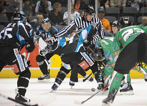 Beim Bully, Daniel Oberkofler, Liwest Black Wings und Sam Gagner, Ontario Knights.