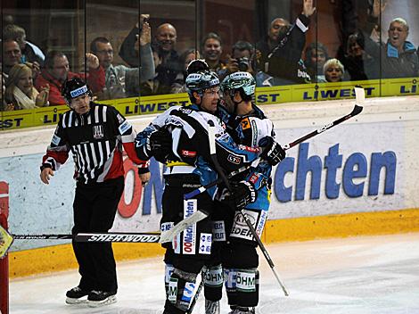Pat Leahy, Mike Ouellette, Adrian Veideman, feiern das 1 zu 0, EHC Liwest Black Wings Linz vs. Moser Medical Graz 99ers