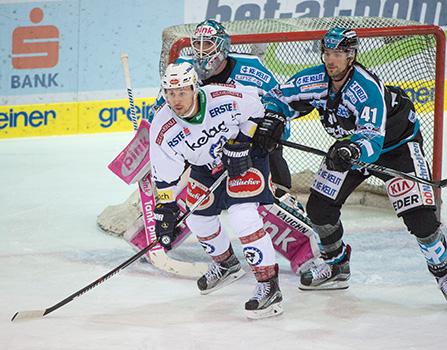 Michael Ouzas (EHC Liwest Black Wings Linz) und Mario Altmann (EHC Liwest Black Wings Linz) ,EHC Liwest Black Wings Linz vs EC VSV