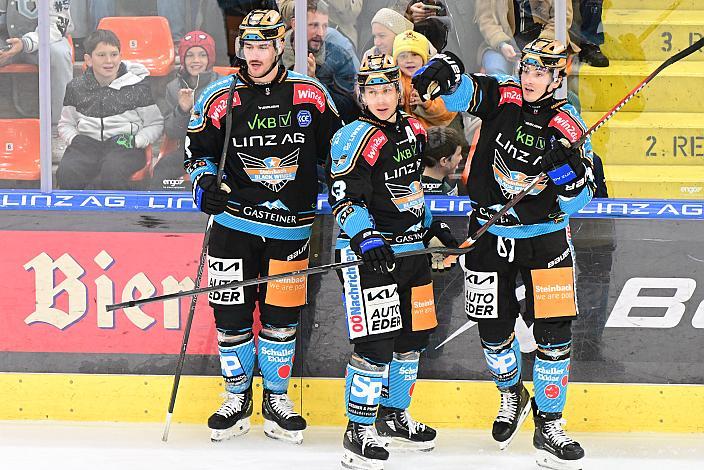 Greg Moro (Steinbach Black Wings Linz), Gerd Kragl (Steinbach Black Wings Linz) und Torschütze Luka Maver (Steinbach Black Wings Linz)  Win2Day ICE Hockey League,  Steinbach Black Wings Linz vs Moser Medical Graz 99ers,  Linz AG Eisarena 