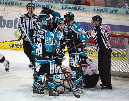 Linz feiert das 3 zu 1 EHC Liwest Black Wings Linz vs HC Orli Znojmo, Platzierungsrunde