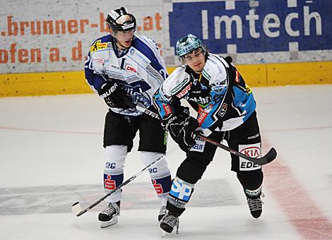 Martin Mairitsch gehakt von Andy Canzanello, Straubing, Liwest Black Wings Linz vs Straubing Tigers 