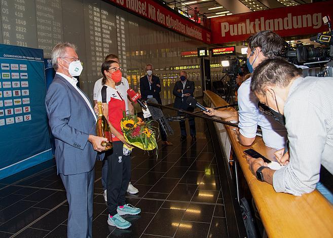 Olympiasiegerin Anna Kiesenhofer (AUT) kommt in am Flughafen Wien Schwechat an.