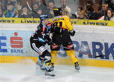 #79 Gregor Baumgartner, Stuermer, Liwest Black Wings Linz checkt Viktor Ignatjevs, Vienna Capitals an der Bande.