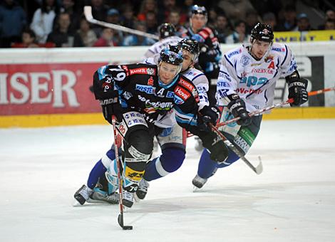 #79 Gregor Baumgartner, Liwest Black Wings Linz am Weg zu seinem Siegestor. 