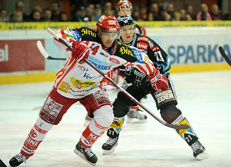 #54 Andrew Schneider, Stuermer, KAC verfolgt von der #21 Philipp Lukas, Stuermer, EHC Liwest Black Wings Linz. 