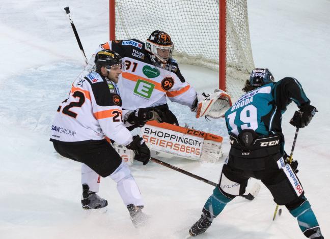 Joel Broda (EHC Liwest Black Wings Linz) vor Tormann Sebastian Dahm (Moser Medical Graz 99ers) EHC Liwest Black Wings Linz vs Moser Medical Graz 99ers