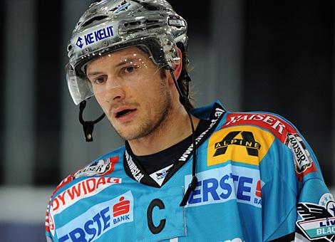 Philipp Lukas, Stuermer und Captain, Liwest Black Wings Linz vs. EC Red Bull Salzburg