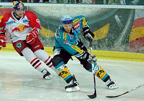 #21 Philipp Lukas, Liwest Black Wings im Duell mit der #7 Doug Lynch, Red Bulls Salzburg.