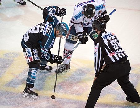 Jason Ulmer,  Linz und Ladislav Sikorcin, Fehervar AV 19,  EHC Liwest Black Wings Linz vs Fehervar AV19