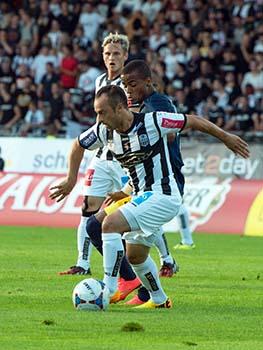 Harun Erbek (LASK Linz, #33) und Felipe Pires (FC Liefering, #28), Sky Go, 1. Liga Lask vs. Liefering