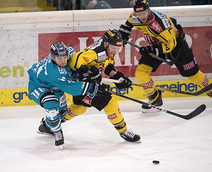 David Franz (EHC Liwest Black Wings Linz) und Jamie Fraser (Vienna Capitals)  EHC Liwest Black Wings Linz vs Vienna Capitals