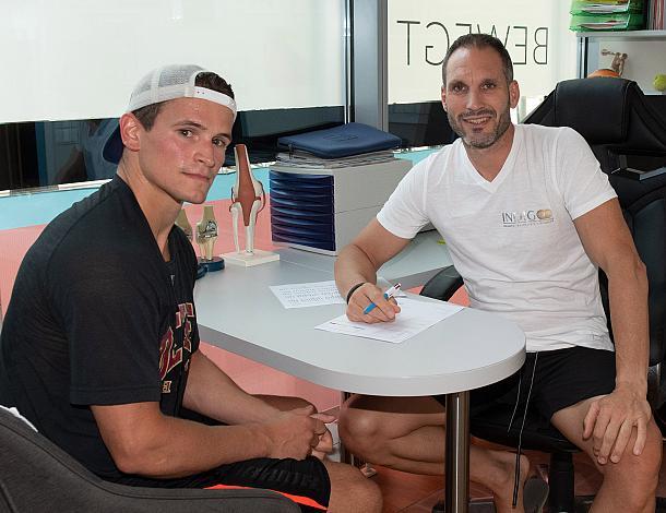 Emilio Romig (Steinbach Black Wings Linz) mit Sportphysiotherapeut Thomas Hebenstreit, Ergotest bei INDIGO Therapiezentrum Linz, Steinbach Black Wings Linz, Eishockey, Bet at Home ICE Hockey League
