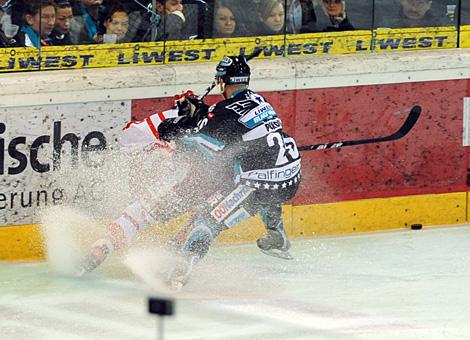 #20 Brad Purdie, Liwest Black Wings Linz, kaempft an der Bande um den Puck.