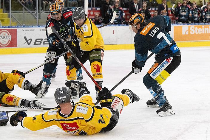 Brian Lebler (Steinbach Black Wings Linz) im Angriff, Steinbach Black Wings Linz vs HC Pustertal Woelfe, ICE Eishockey Liga, Linz AG Eisarena