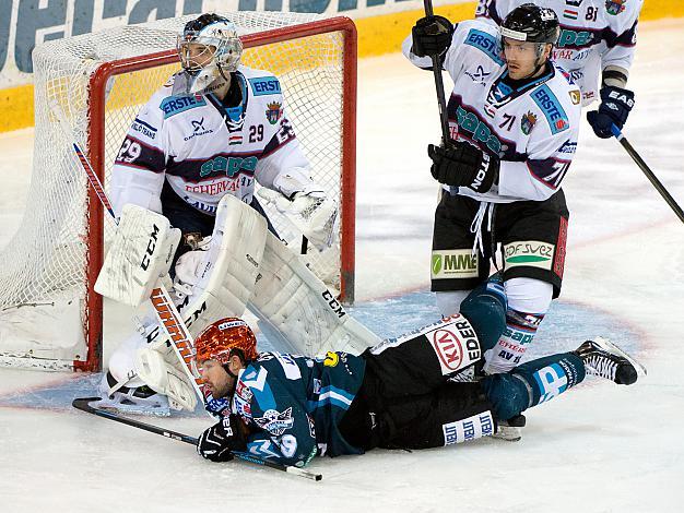 Andrew Jacob Kozek, Linz  Arnold Varga (Sapa Fehervar AV19, #15), EHC Liwest Black Wings Linz vs SAPA Fehervar AV 19