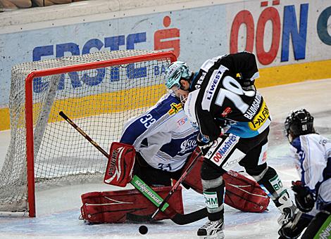Gregor Baumgartner, Linz vor Goalie Barry Brust, Straubing, Liwest Black Wings Linz vs Straubing Tigers 