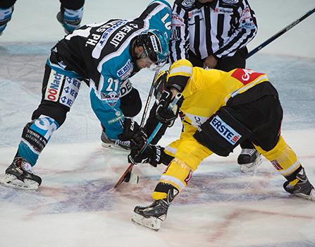 Philipp Lukas (EHC Liwest Black Wings Linz) beim Bully, EHC Liwest Black Wings Linz vs UPC Vienna Capitals