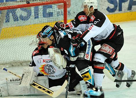 #29 Markus Matthiasson, Stuermer, EHC Liwest Black Wings Linz, hart bedraengt vor dem Tor der Slowenen.