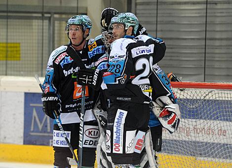 Justin Kurtz Christoph Lindenhofer und Mike Ouellette EHC Liwest Black Wings Linz feiern den 4 zu 3 Sieg im Testspiel vs. HC Energy Karlovy Vary