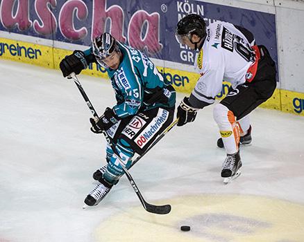 Brett McLean (EHC Liwest Black Wings Linz) und Stefan Häußle (Dornbirner Eishockey Club), EHC Liwest Black Wings Linz vs Dornbirner Eishockey Club
Brett McLean (EHC Liwest Black Wings Linz) und Stefan HÃ¤uÃŸle (Dornbirner Eishockey Club), EHC Li