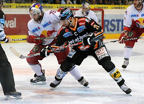 Philipp Lukas Liwest Black Wings Linz vs Brent Aubin EC Red Bull Salzburg