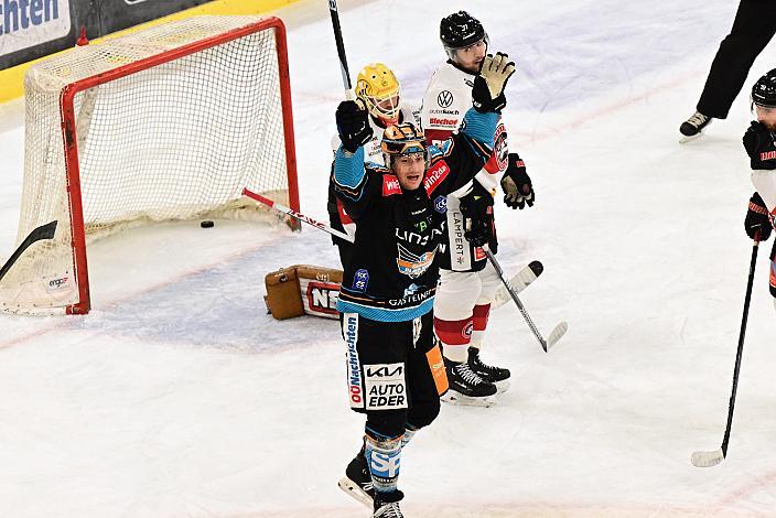 Julian Pusnik (Steinbach Black Wings Linz) jubelt  Win2Day ICE Hockey League,  Steinbach Black Wings Linz vs  Pioneers Vorarlberg,  Linz AG Eisarena 