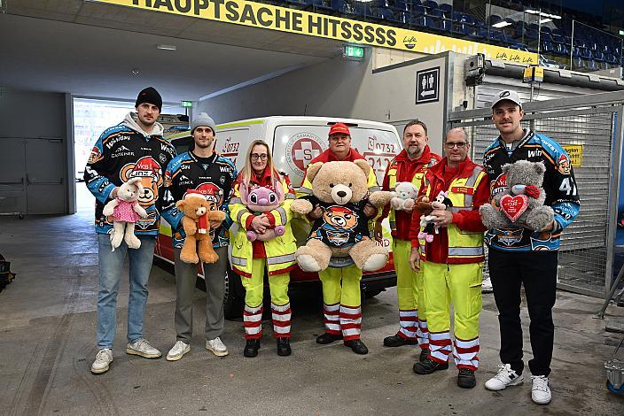 Mitarbeiter des Samariterbundes , Head Coach Philipp Lukas, den Spielern Raphael Wolf, Niklas Würschl, Logan Roe, Andreas Kristler alle Steinbach Black Wings Linz, übergeben Teddybären an das Kepler Universitäts Klinikum Linz, Linz AG Eisarena