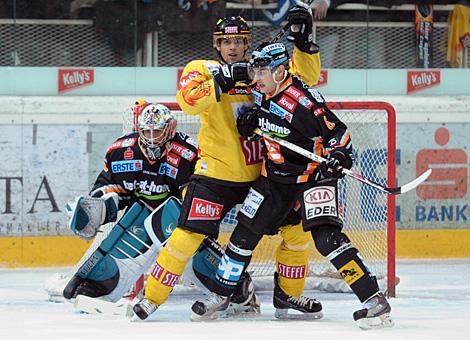 David Rodman Vienna Capitals vor dem Tor der Liwest Black Wings Linz Alexander Pallestrang und Alex Westlund verteidigen. 