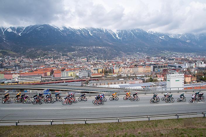 Das Feld erreicht Innsbruck 44th Tour of the Alps, 1. Etappe Brixen - Innsbruck 140,6km, UCI Pro Series