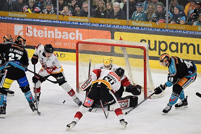 Shawn St.Amant (Steinbach Black Wings Linz) und Graham Knott (Steinbach Black Wings Linz) vor Tormann Alex Caffi (Bemer Pioneers Vorarlberg), Win2Day ICE Hockey League,  Steinbach Black Wings Linz vs Pioneers Vorarlberg,  Linz AG Eisarena 