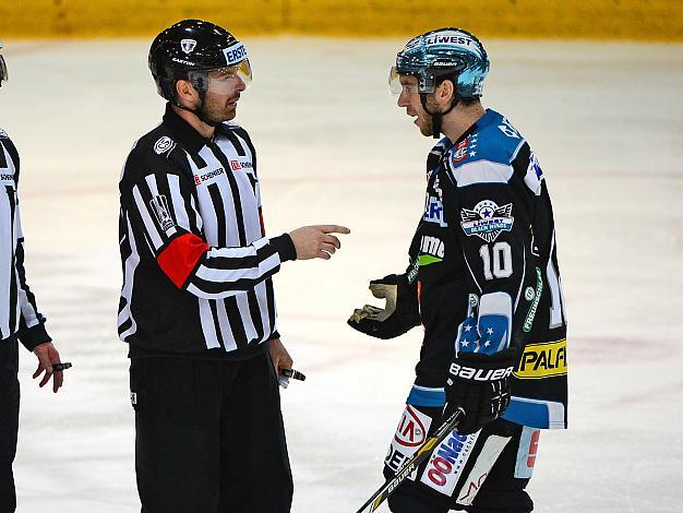 Marc-Andre Dorion (Liwest Black Wings Linz) und Schiedsrichter Thomas Bernecker, EHC Liwest Black Wings Linz vs EC VSV, Play-Offs, Viertelfinale 