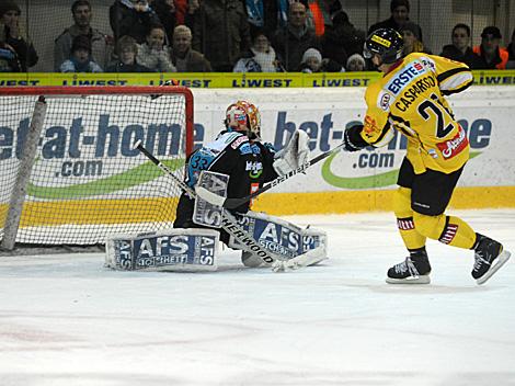 Lorenz Hirn, Linz, klaert gegen Peter Casparsson, Wien, EHC Liwest Black Wings Linz vs. UPC Vienna Capitals