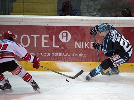 Brad Moran, Linz und Nick Ross, Innsbruck,  EHC Liwest Black Wings Linz vs HC TWK Innsbruck