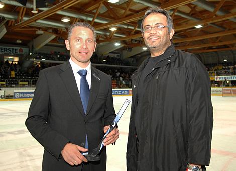 Manager Christian Perthaler, EHC Liwest Black Wings Linz und der Matchsponsor DI Nicholas Sridharan, Geschaeftsfuehrer, Firma Liwest. 