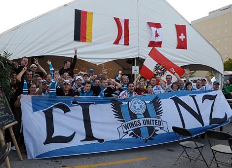 Die Fans der Linzer Liwest Black Wings in London, Ontario.
