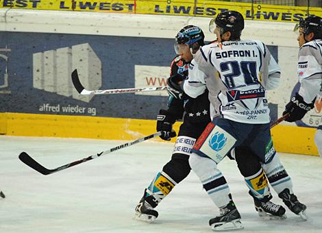 # 55 Robert Lukas, Verteidiger, EHC Liwest Black Wings Linz blockt den Ungarn #20 Istvan Sofron, Alba Volan Szekesfehervar.