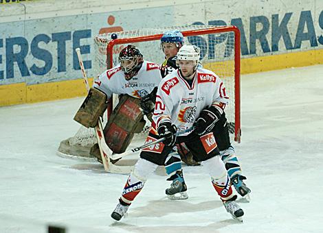 #19 Rob Shearer, Stuermer, EHC Liwest Black Wings Linz im Duell mit der #91 Tomi Hafner, HK Acroni Jesenice vor dem Tor von #33 Robert Kristan.