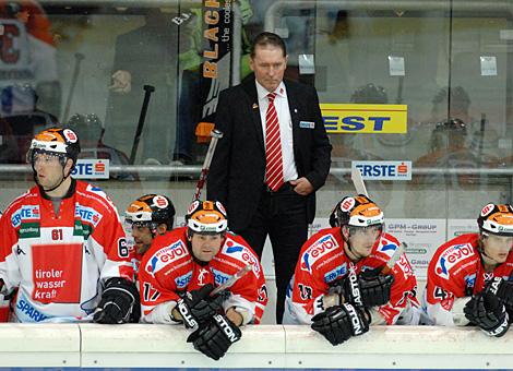 Trainer Ron Kennedy, HC Tiroler Wasserkraft Innsbruck auf der Spielerbank. Vor ihm von links, #61 Jay Henderson, #17 Steve Guolla, #18 Martin Pewal und die #47 Harald Ofner.