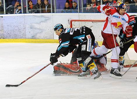 #79 Gregor Baumgartner, Liwest Black Wings Linz trifft zum 4 zu 3 fuer Linz in Overtime.